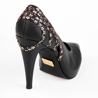 STILETTO NEGRO CON DETALLES DORADOS